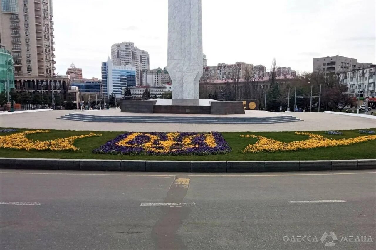 Площадь 10 апреля. Площадь 10 апреля Одесса. Клумбы на площади. Патриотическая клумба. Памятник на площади 10 апреля Одесса.