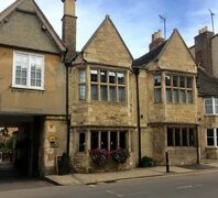 File:Bull and Swan Inn, Stamford, UK.jpg - Wikimedia Commons