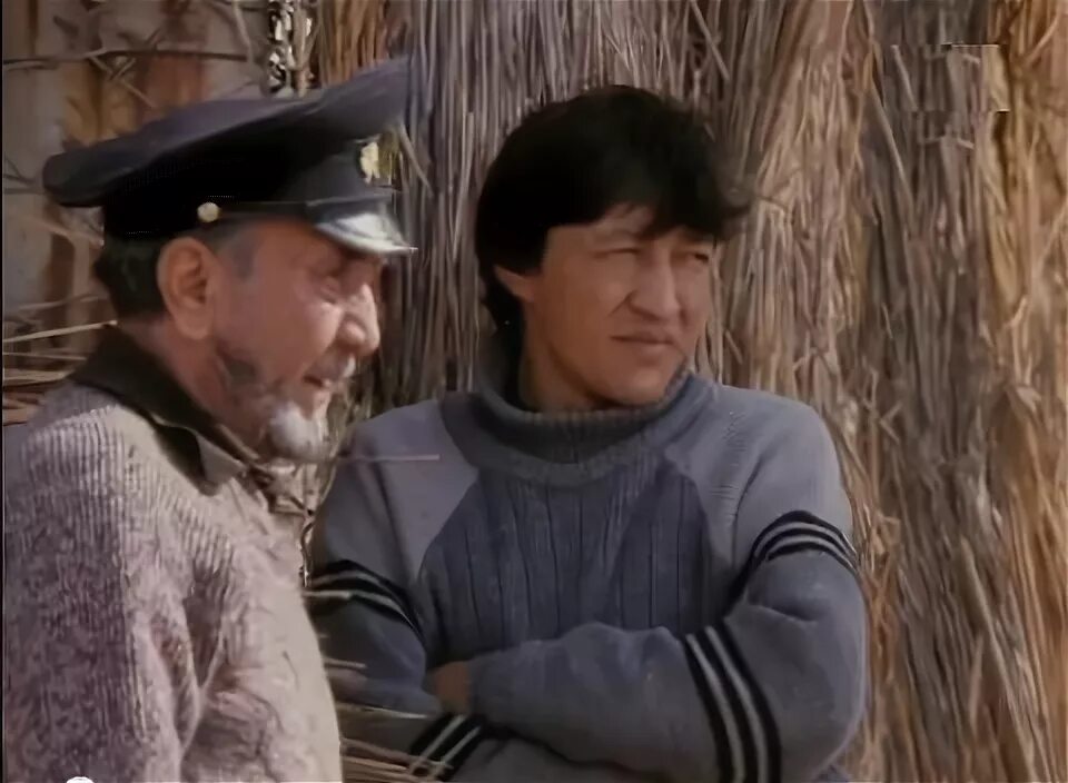 Выгребная яма. Вокруг засыпало. Вокруг засыпало. Обратная засыпка котлована песком. Мульчирование туи щепой.