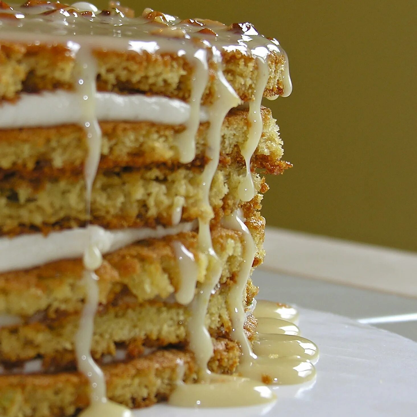 Тортик из вафельных коржей. Торт королевский медовик. Торт с орехами и сгущенкой. Торт со сгущенным молоком. Торт с орехами и сгущенкой.