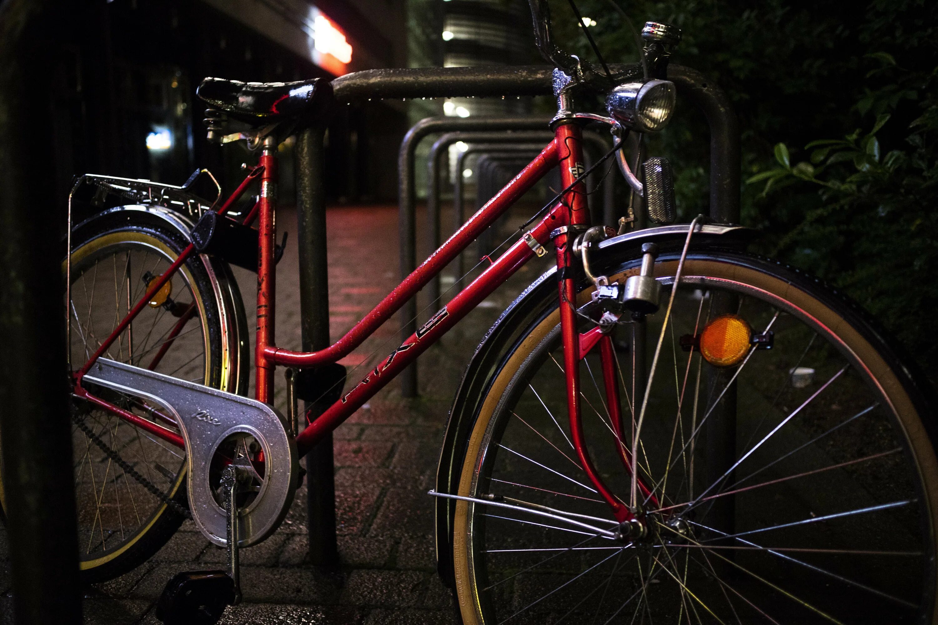 Bike night. Велосипед ночью. Велосипед вечером. Велосипед Red. Много велосипедов.