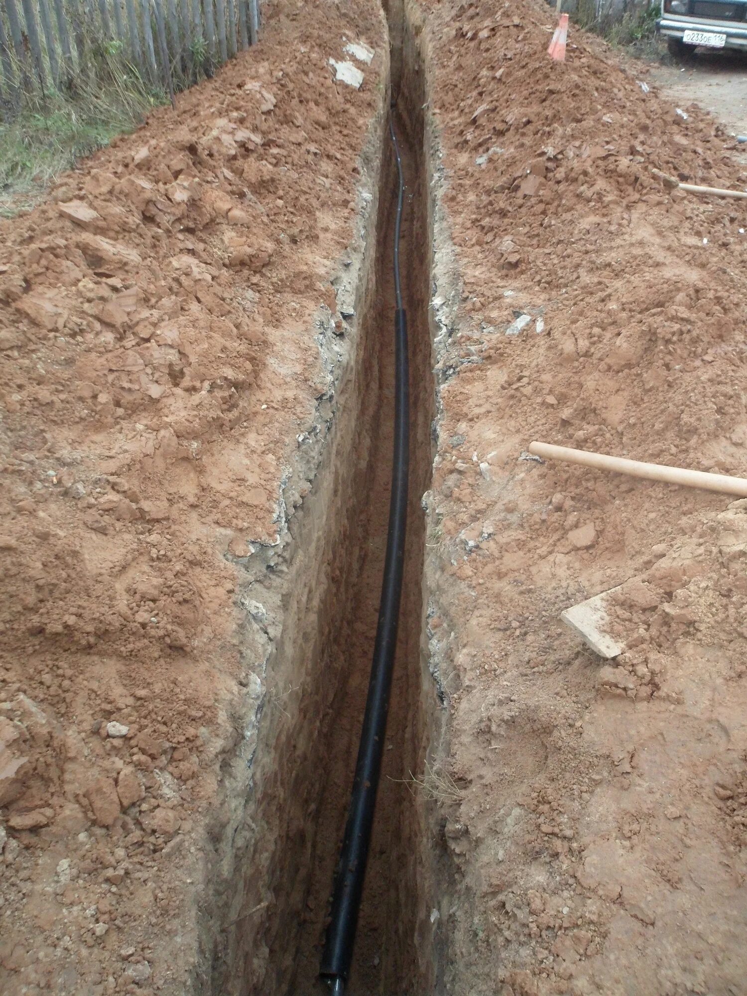 водопровод вручную. прокопать траншею для водопровода. водопровод вручную. водопровод вручную. прокладка водопровода земляные работы.