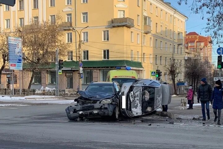 что происходит на проспекте. авария на октябрьском проспекте киров 17 мая. дтп клинцы 02 03 2022 сбил человека. пожар на светлановском проспекте. что происходит на проспекте.