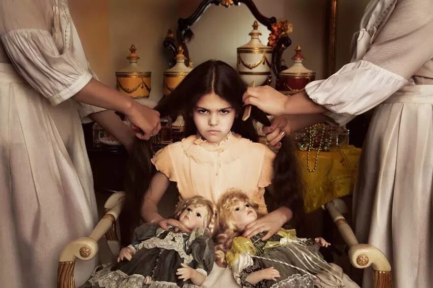 Папа играет с дочкой. Балованная дочь. Мама балует дочь. Мама балует ребенка. Избалованный ребенок.