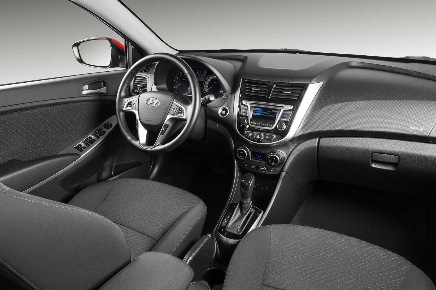 Хэтчбек внутри. Hyundai solaris 2015 салон. hyundai solaris 2014 хэтчбек салон. hyundai solaris 2016 хэтчбек салон. hyundai solaris 2014 седан салон.