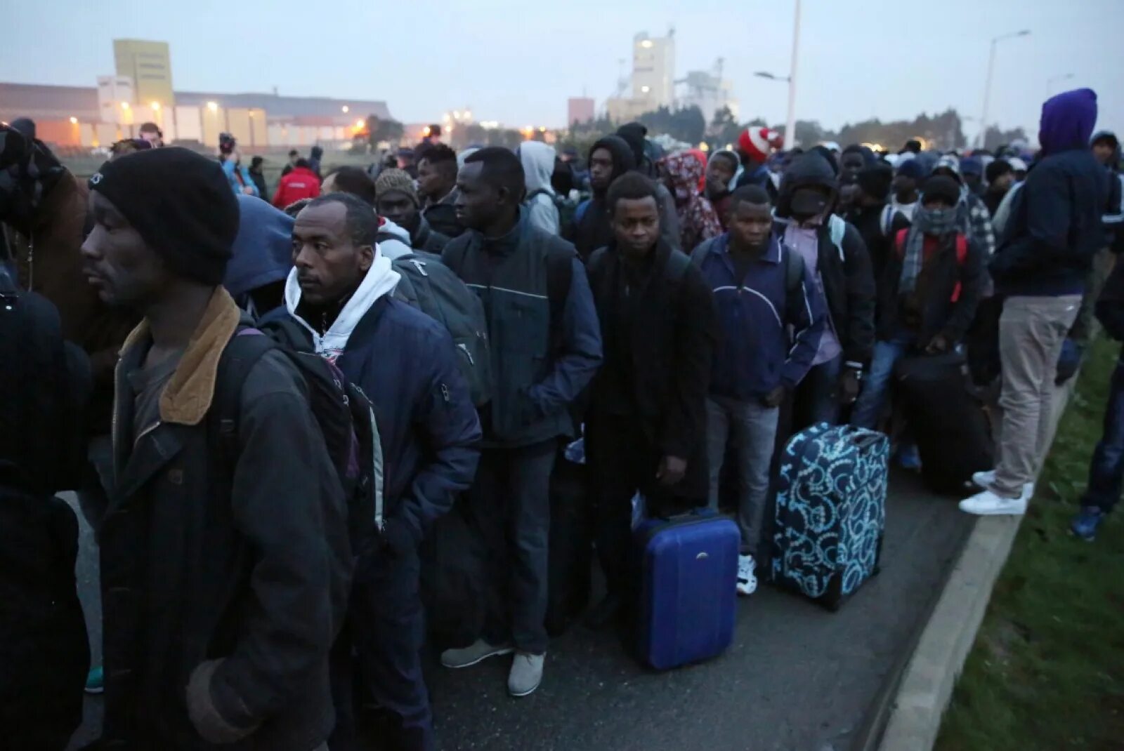 Иммигранты во Франции. Беженцы во Франции. Негры мигранты. Французы мигранты.