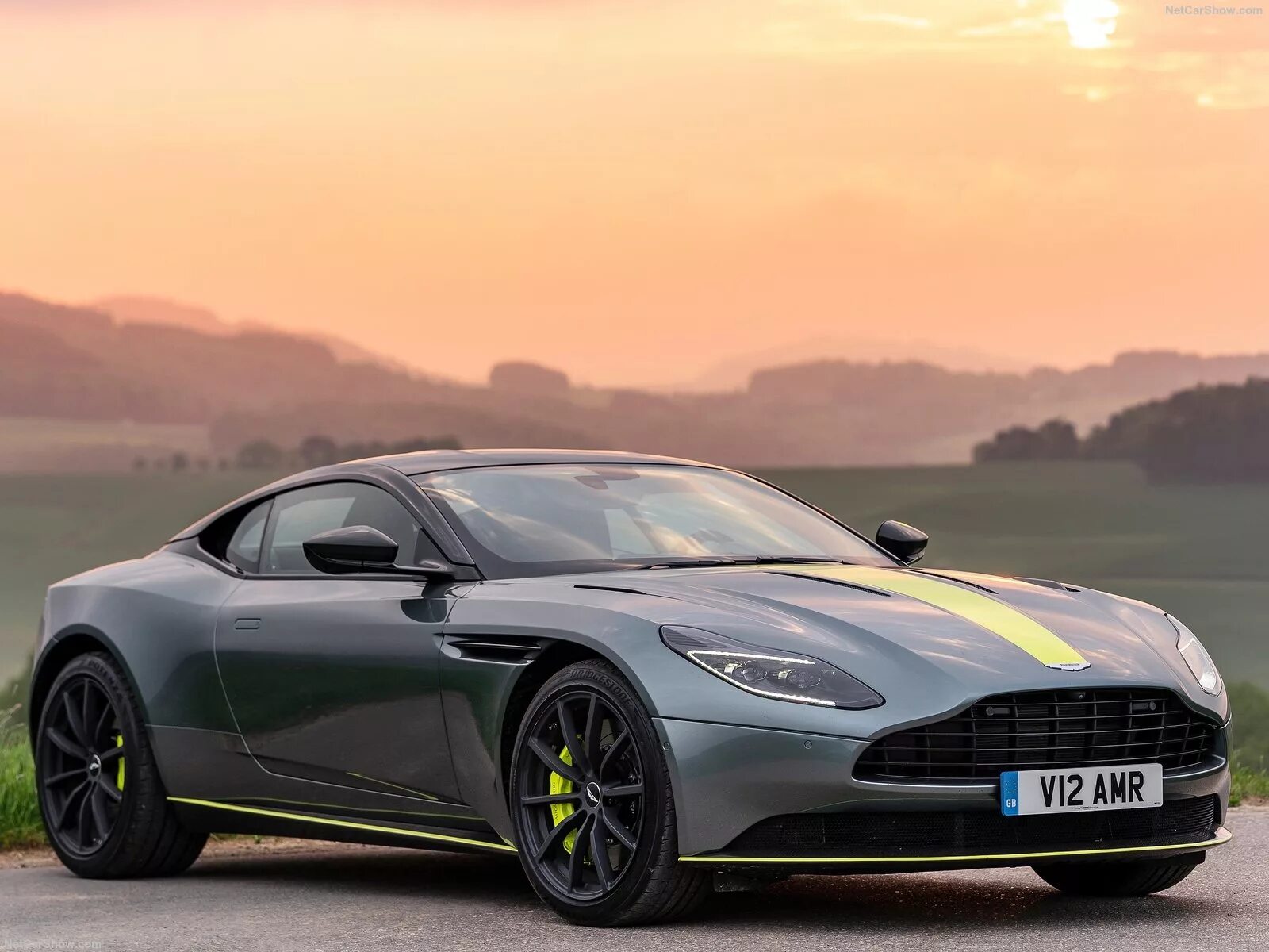 Aston martin db. Автомобиль aston martin db11. aston martin db11 amr. aston martin db11 автомобили aston martin.