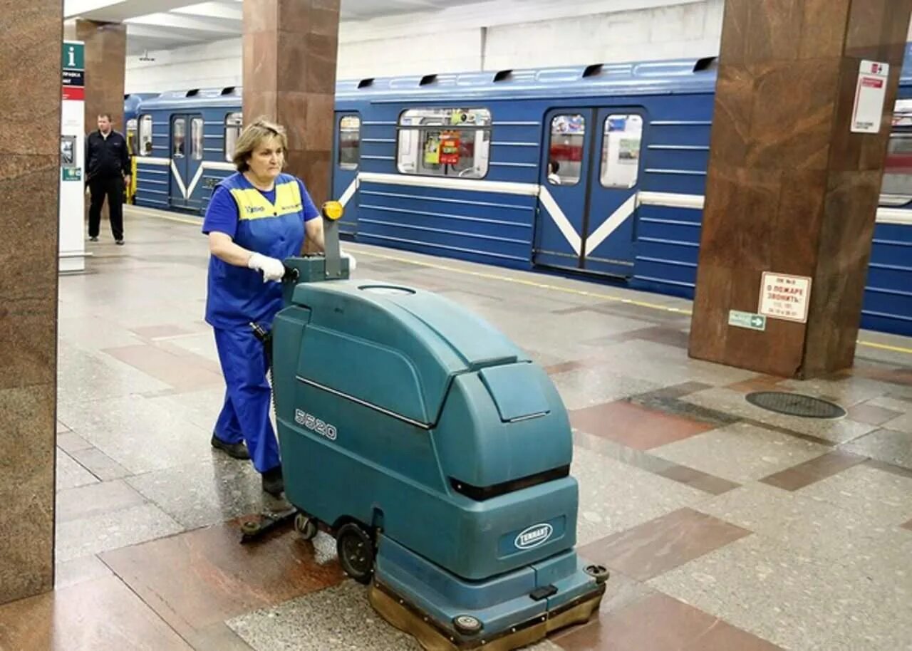 Бытовой техники метро. Поломоечная машина в метро. Уборщик метро. Уборщик на поломоечной машине. Уборщицы метрополитена.