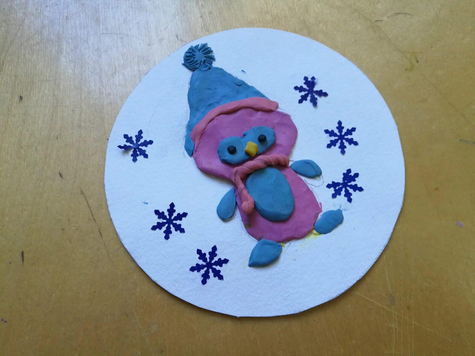 Поделки из пластилина зима. Лепка в средней группе на тему новый год. Пластилинография для детей. Пластилинография на диске зима. Пластилинография для детей зима.