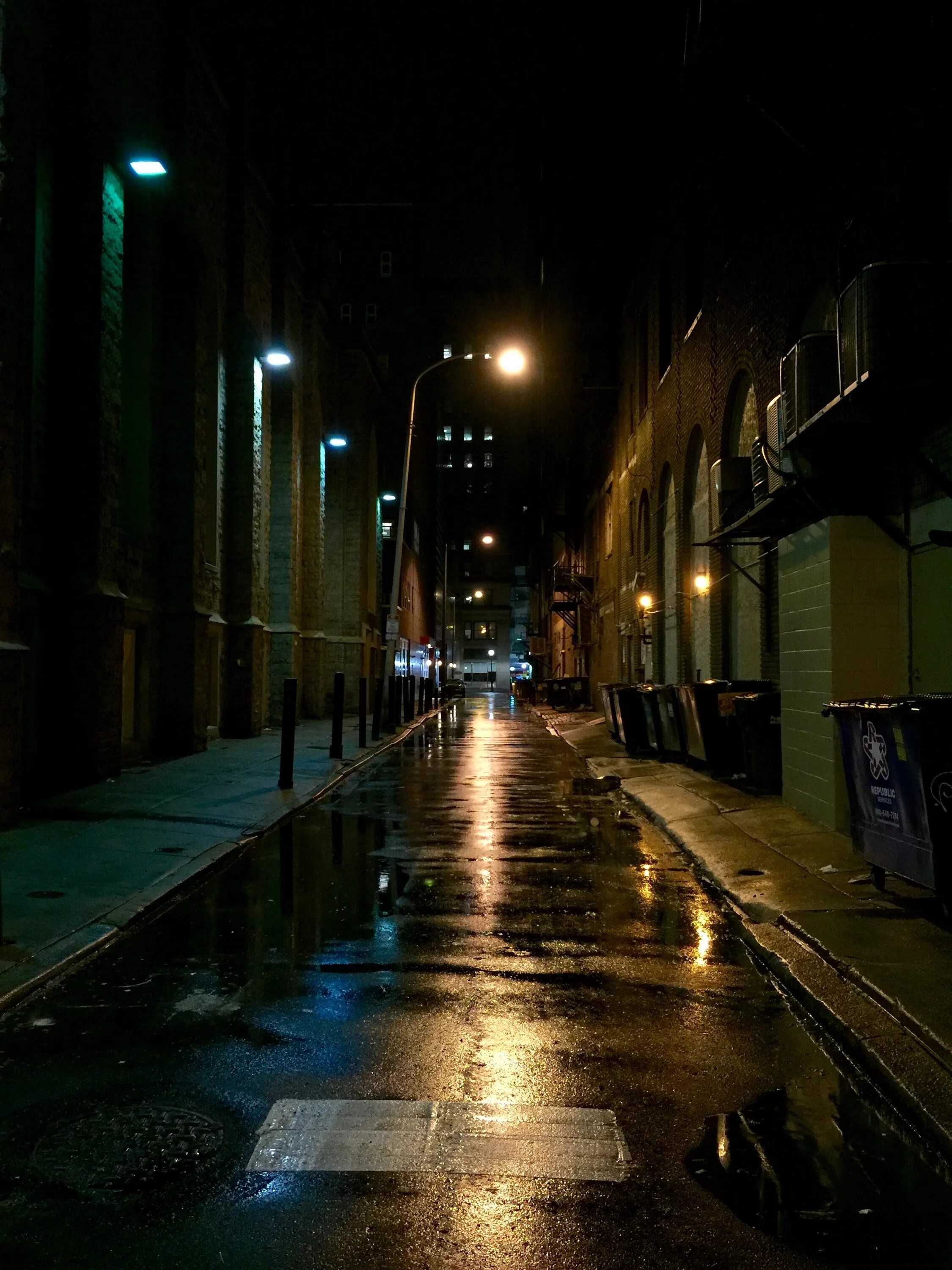 Улица ночью. Улицы ночного города. Темная улица. Пустая ночная улица. Музыка на улице ночью
