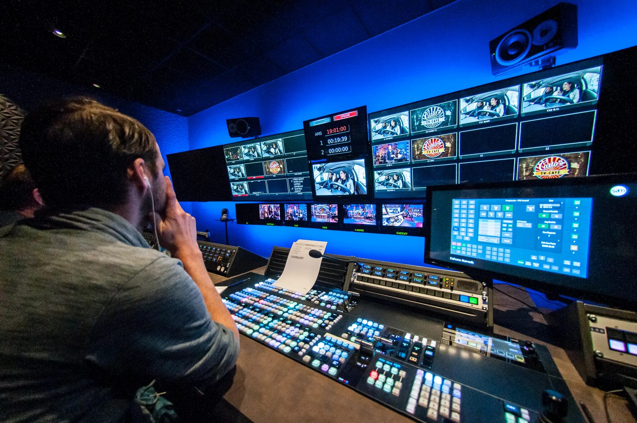 Broadcasting equipment. Blackmagic design web presenter 4k. Vmix call. Телевизионное оборудование. View broadcast.