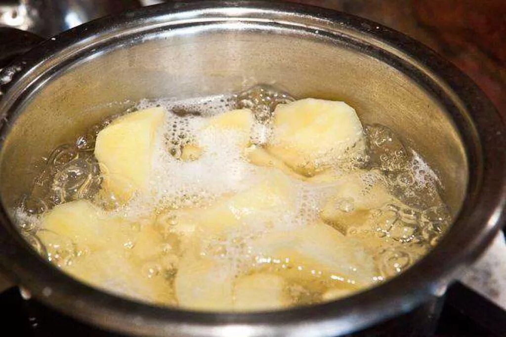 Картошку варить в холодной или горячей воде. Картофель в кастрюле. отварить картофель. вареная картошка в кастрюле. картофель в кипящей воде.