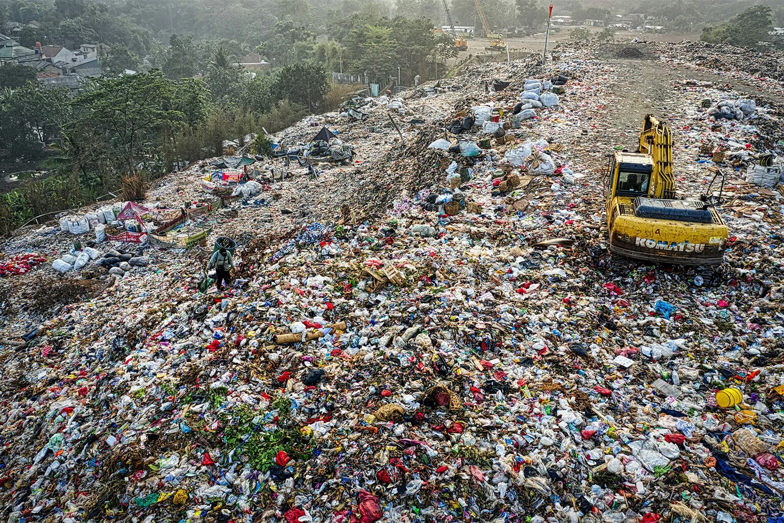 A lot of pollution. Мусорный полигон Петербург. Sanitary landfill. Мусорная свалка. Загрязнение бытовыми отходами.