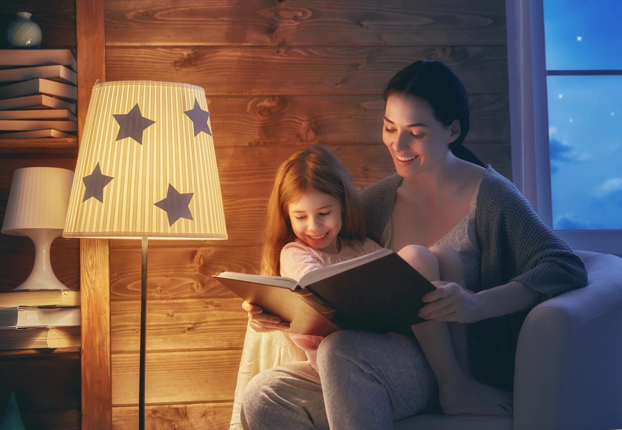 Читать на ночь. Чтение на ночь детям. Мама читает сказку. Мама читает сказку на ночь. Фотосессия чтение книги на ночь детям.