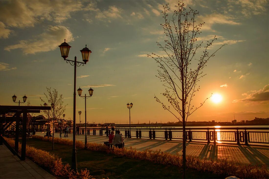 Заход солнца в набережных. Рассвет в казани. Вечерняя самара с волги. Воронеж летний закат. Вечерняя набережная сочи адлер.