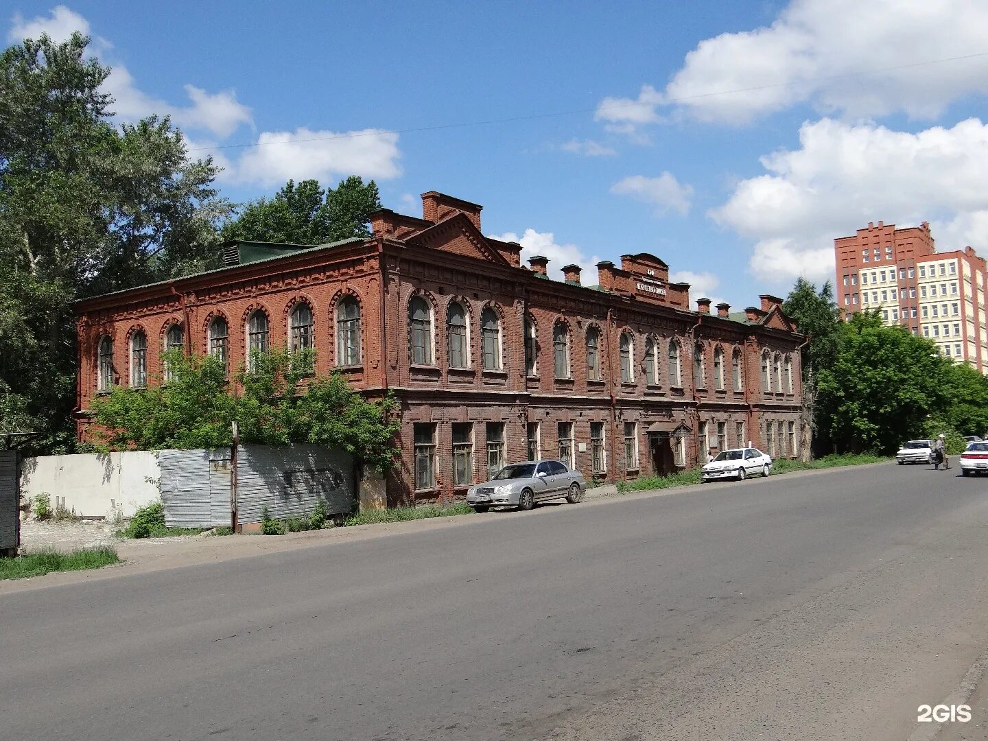 Областная на куйбышева омск. Городской музей искусство Омска. Куйбышева Омск. Здание музея. Краснокирпичное здание.