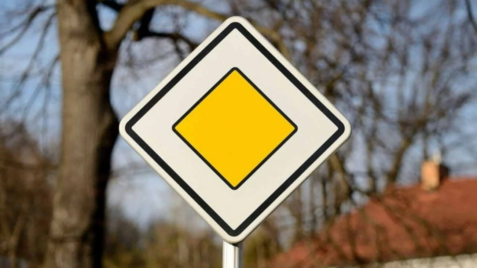 Табличка указатель выхода. Наклейка на груз верх. Дорожные знаки желтые. Дорожный знак стрелка. Стрелка вверх вниз.