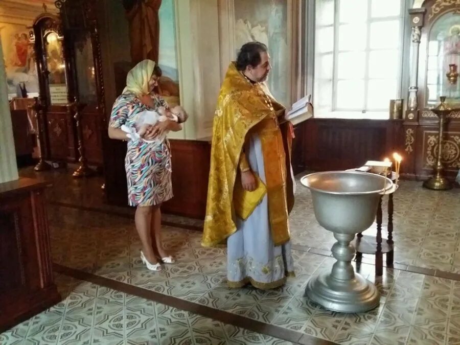 Можно ли идти в церковь с месячными. Платье в церковь на крестины. наряд на крестины для крестной. платье на крещение для крестной. крещение в церкви одежда.