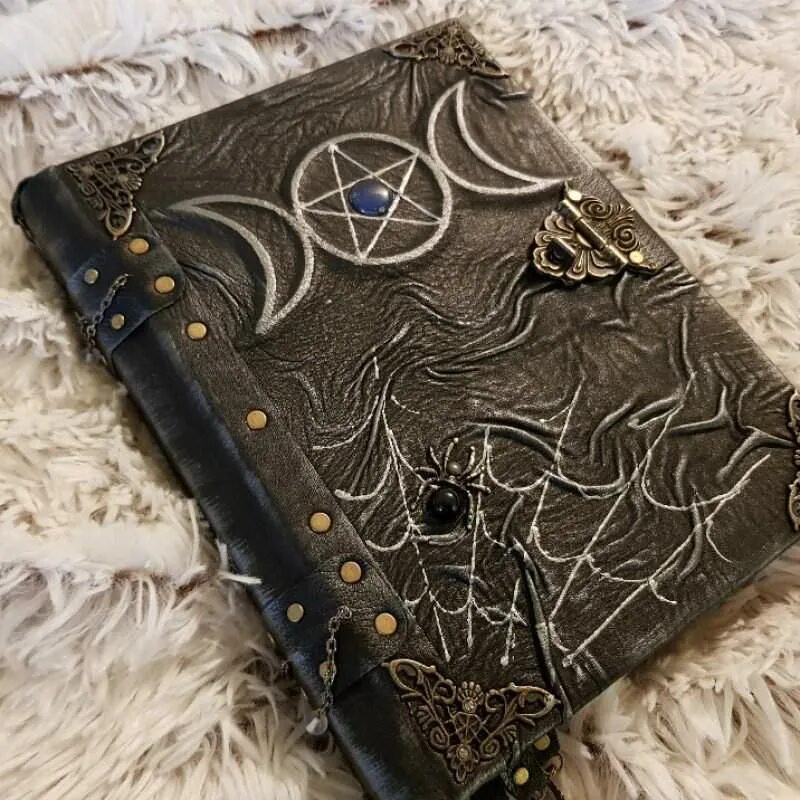 гримуар ведьмы эстетика. гримуар некрономикон. фолиант гримуар. фолиант гримуар. переплет старинной книги.