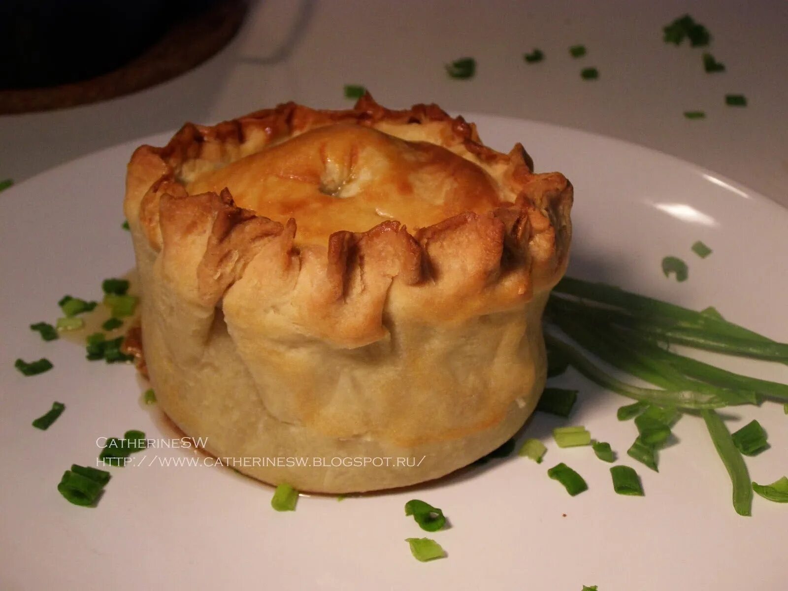 Жаркое в горшочках из теста. Кундюбки рецепт. Как приготовить горшочки из теста. Как приготовить горшочки из теста. Горшочки из теста с мясом и картошкой.