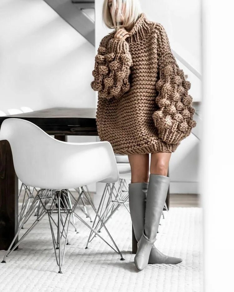 Вязаный свитер с объемными рукавами. Стильные вязаные вещи для женщин. Вязаные вещи ручной работы. Вязаные вещи стопкой. Оригинальные вязаные вещи.