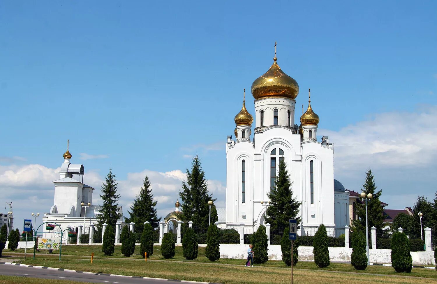 Старый оскол православный. Храм Рождества старый Оскол. Храм Рождества Христова старого Оскола. Рождественский храм старый Оскол. Белый храм старый Оскол.