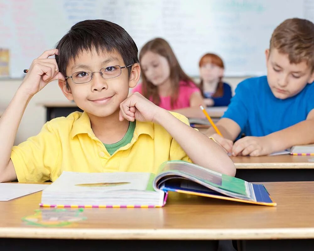 Learn 0. A thinking student дети. смешной ученик. learn картинка. pupils in the classroom.
