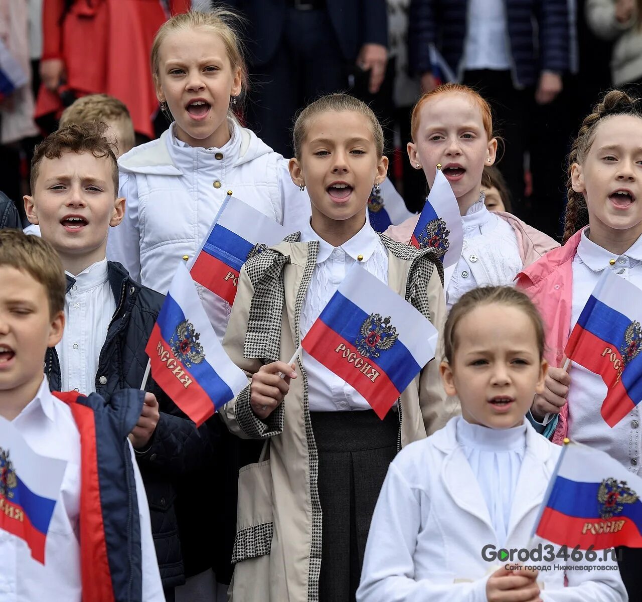 Пение страны. Исполнение гимна в школах России. Школьники с флагом. Школьники в школе с российским флагом. Школьники с флажками России.