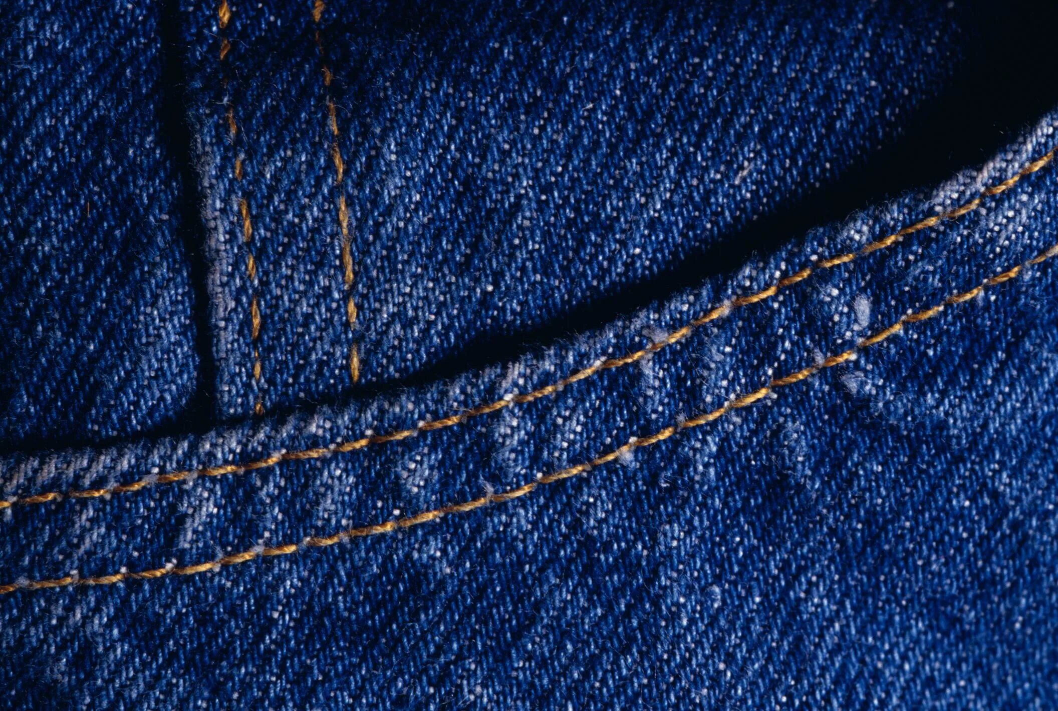 Цвет джинс это. Джинсы цвета индиго. джинсы fabric wash. темно синие джинсы потертые. выцветший синий цвет джинсы.