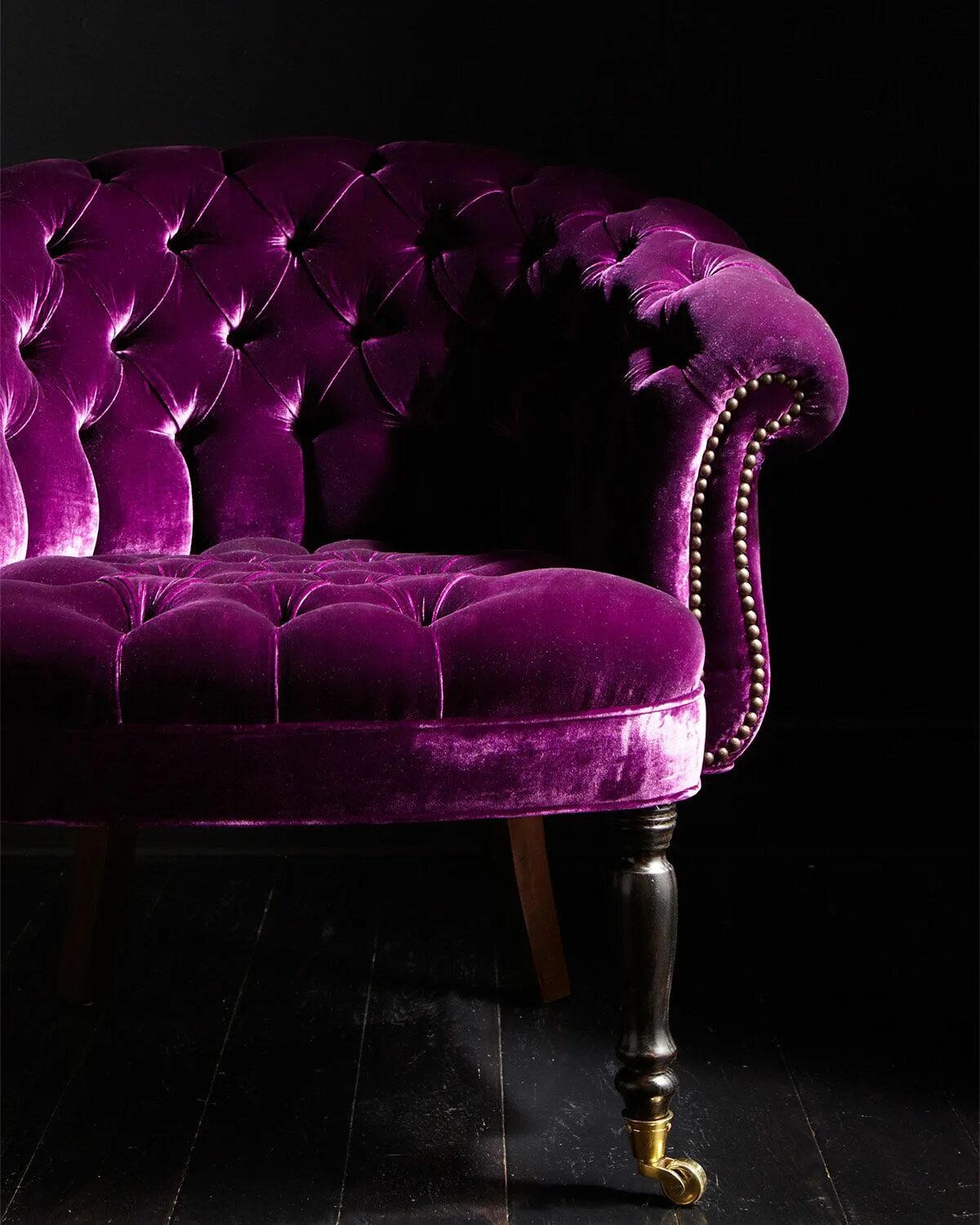 Диван Честер бархатный. Диван Честер фиолетовый. Диван Эстетика вельвет. Фиолетовый бархатный диван.