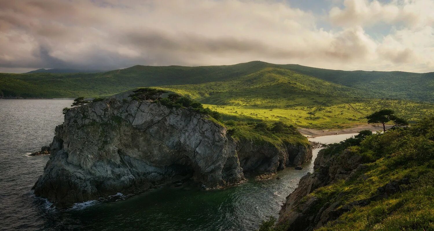 Бухта алексеева приморский край. Бухта тихая сахалин. Сахалин бухта тихая мыс лопаткина. Бухта пушкина. Бухта пушкина.