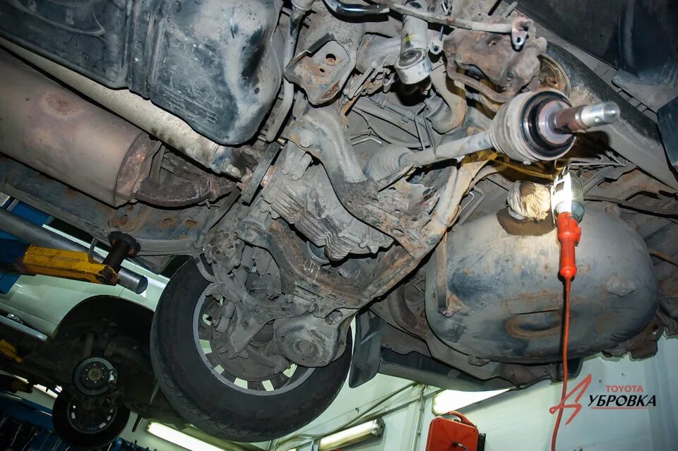 Передняя подвеска toyota crown s130. Тойота замена подвески. Подвеска тойота кровн s130. Фольксваген б5 задние стойки. Задняя подвеска тойота секвойя.