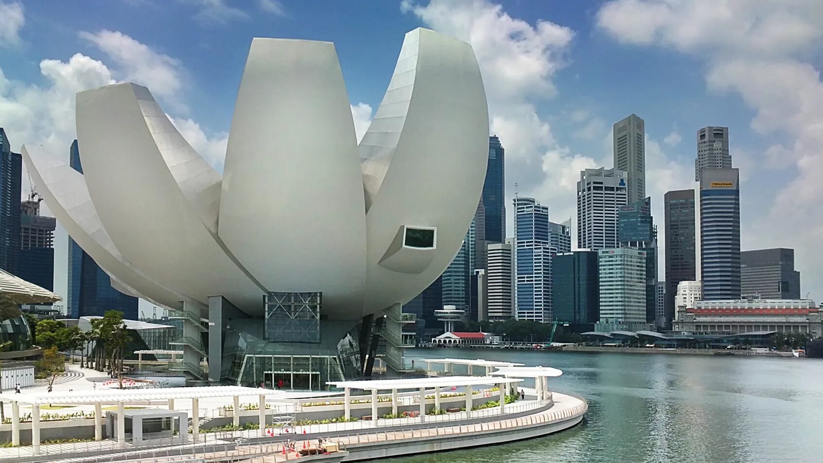 Artscience museum сингапур. Singapore музей искусства и науки. Уникальные здания и сооружения сингапур. Музей науки в сингапуре. Музей искусства и науки сингапур.