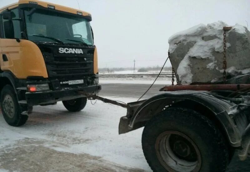 буксирный тягач. буксировка грузового. жесткая сцепка для шакман. буксировка тс на гибкой сцепке. буксмроыка на десткой цепи.
