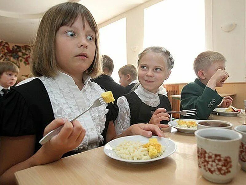 Горячее питание в школе в 2023 году. Обед в школе. Обед в школе. Школьная столовая. Ученики в столовой.