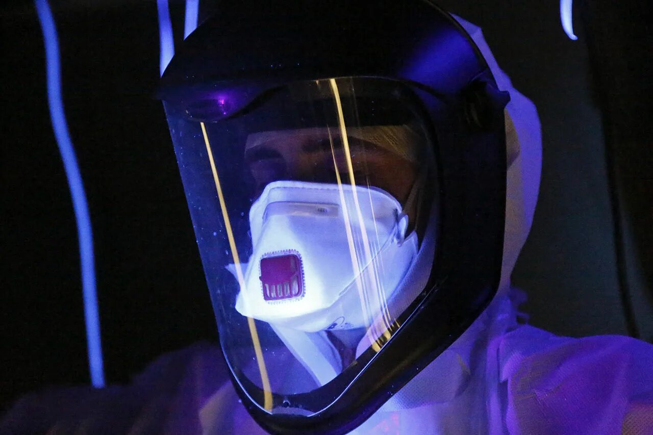 Ультрафиолетовое излучение. Защитная маска от ультрафиолета. УФ облучение. Человек в ультрафиолете.
