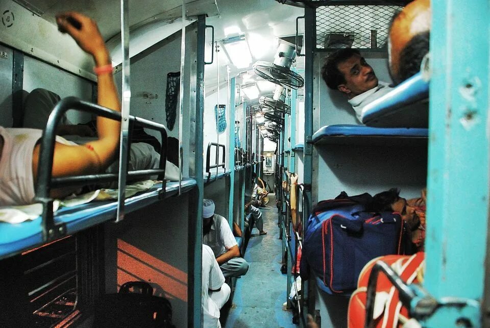 Sleep in train. Вагон sleeper индия. плацкартный вагон в индии. индийский поезд внутри.