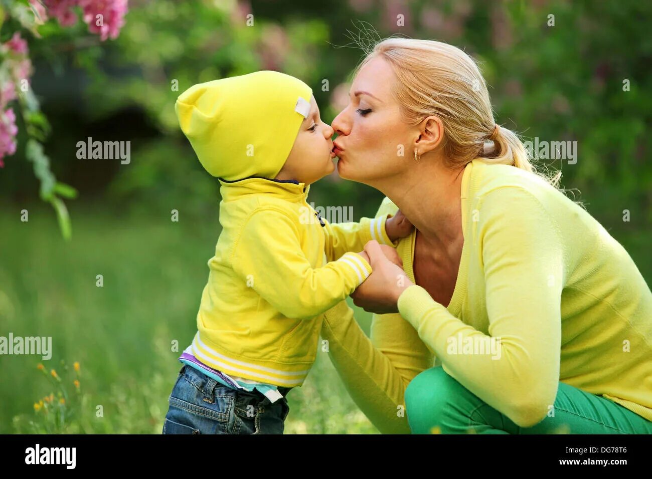Little mom son. Любовь к ребенку. Фотосессия мать и сын. Мамочки с сыном подростком. Little mom son.