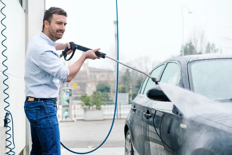 Мойка машин детьми. Автомойка black star car wash. Автомойщик. Мойка машины люди. Мойка авто из шланга.