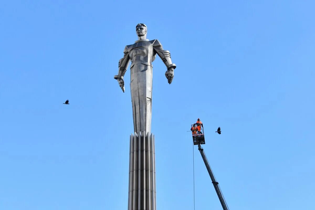 В каком городе памятник гагарину. Монумент Юрию Гагарину Самара. Памятник Юрию Гагарину (Байконур). Памятник Юрию Гагарину (Калуга). Памятник Гагарина в Байконуре.