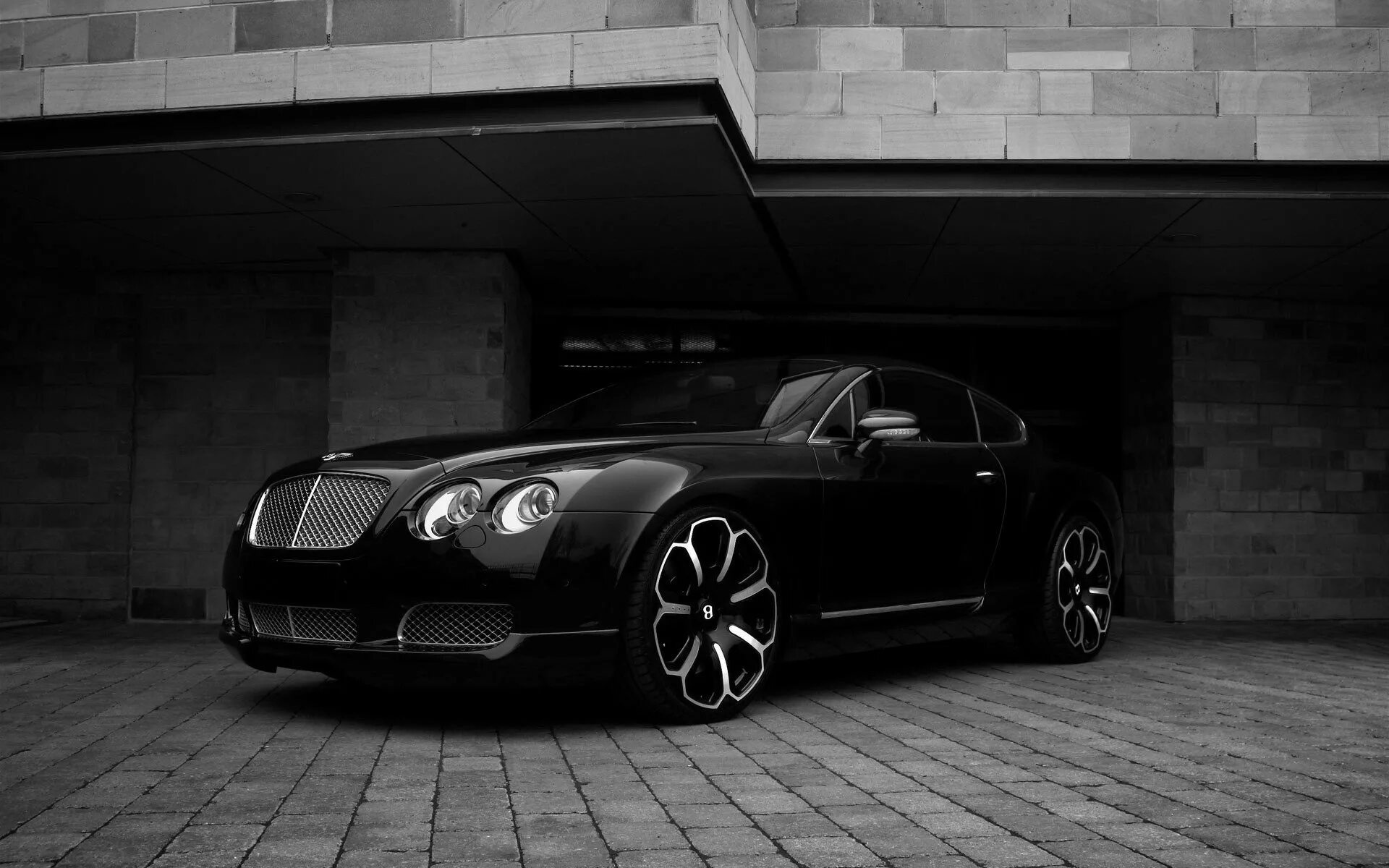Черная с большими формами. Bentley Continental gt. Бентли Континенталь 1920. Континенталь Бентли черный белый. Bentley Continental gt 2015 Black.