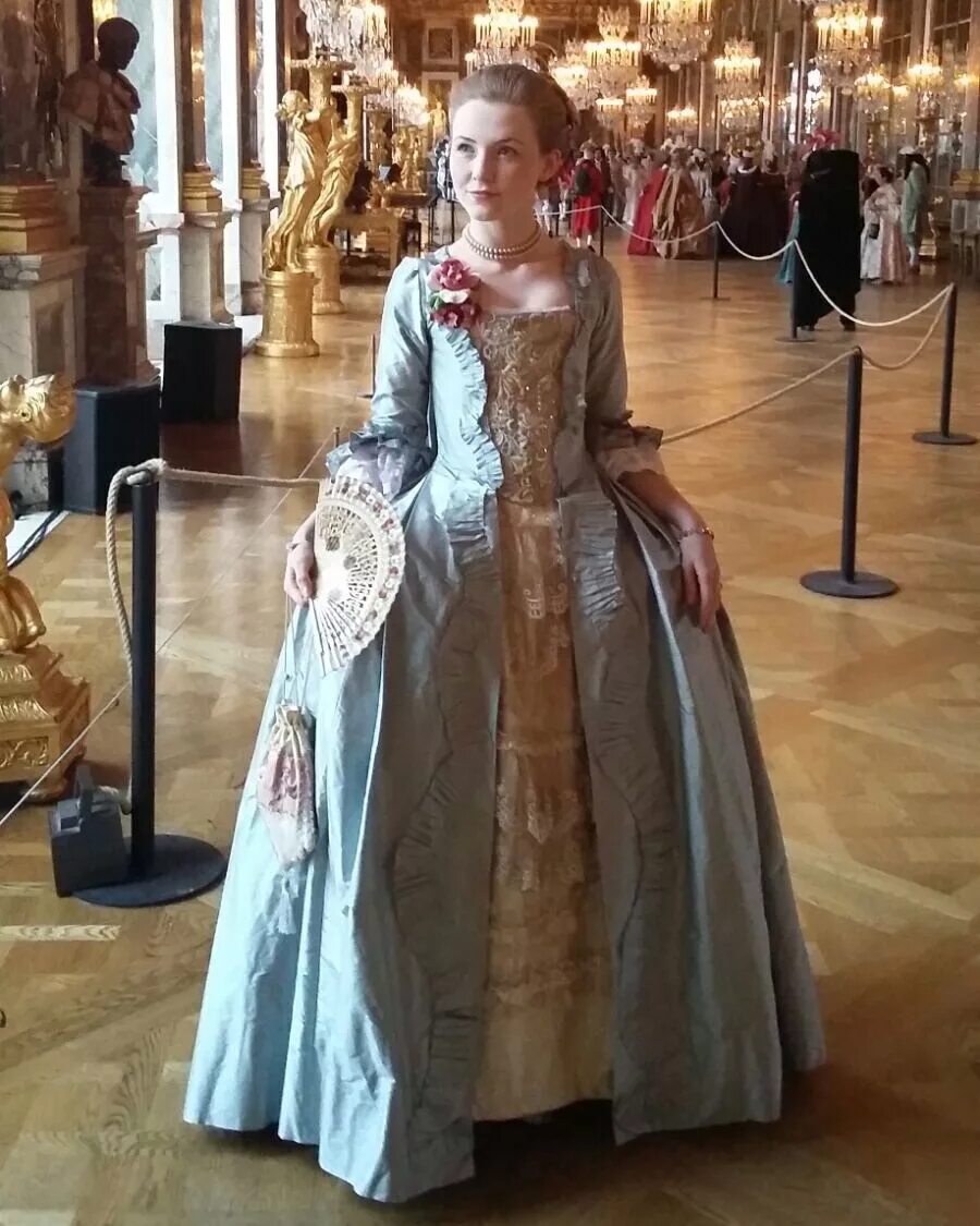Платье версаль. Платье Moda Versal. Мода Версаля. Платье Версаль 17 век. Одежда Версаль 17 век.