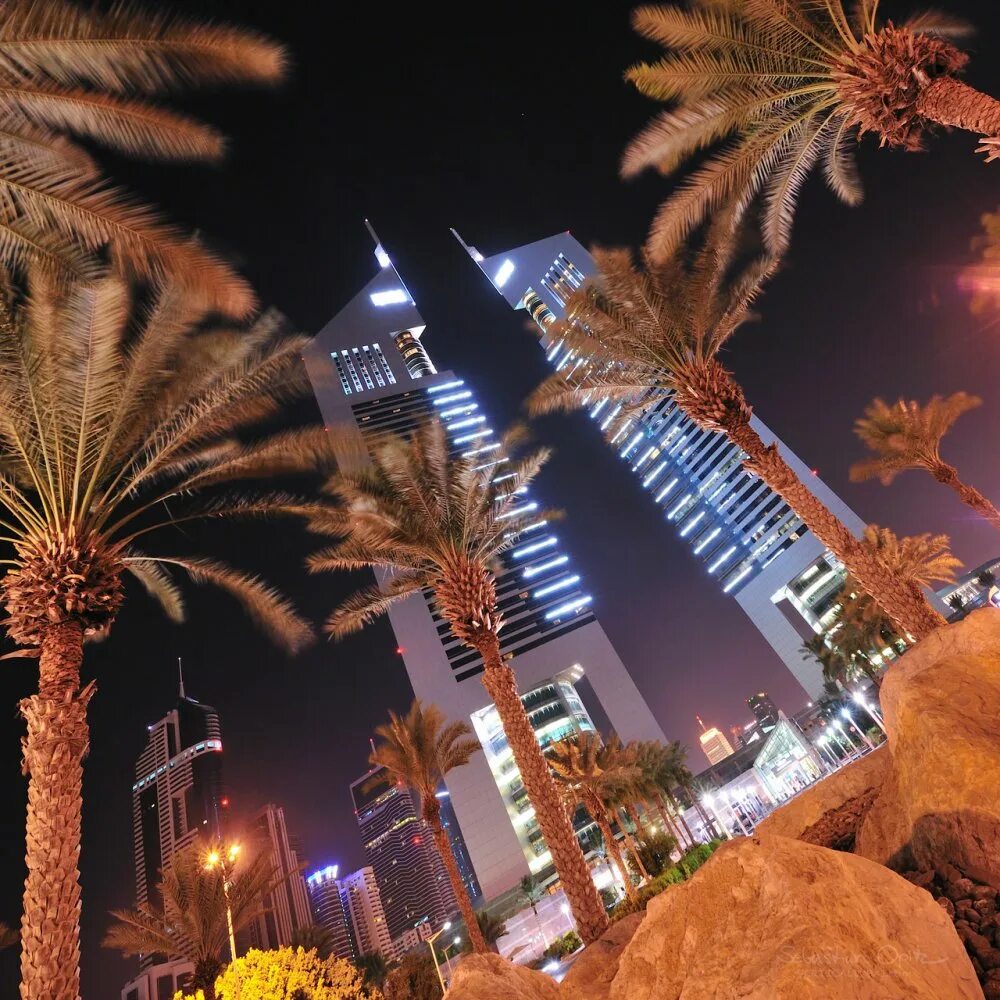 Пальма арабские эмираты фото. Эмиратские башни Дубай. Айн Дубай башня. Дубай Пальма Джумейра набережная вечером.