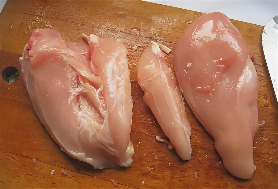 Как разделать куриные грудки. Филе порезанная. Разрезать грудку вдоль. Куриная грудка на кости. Куриное филе разрезанное.