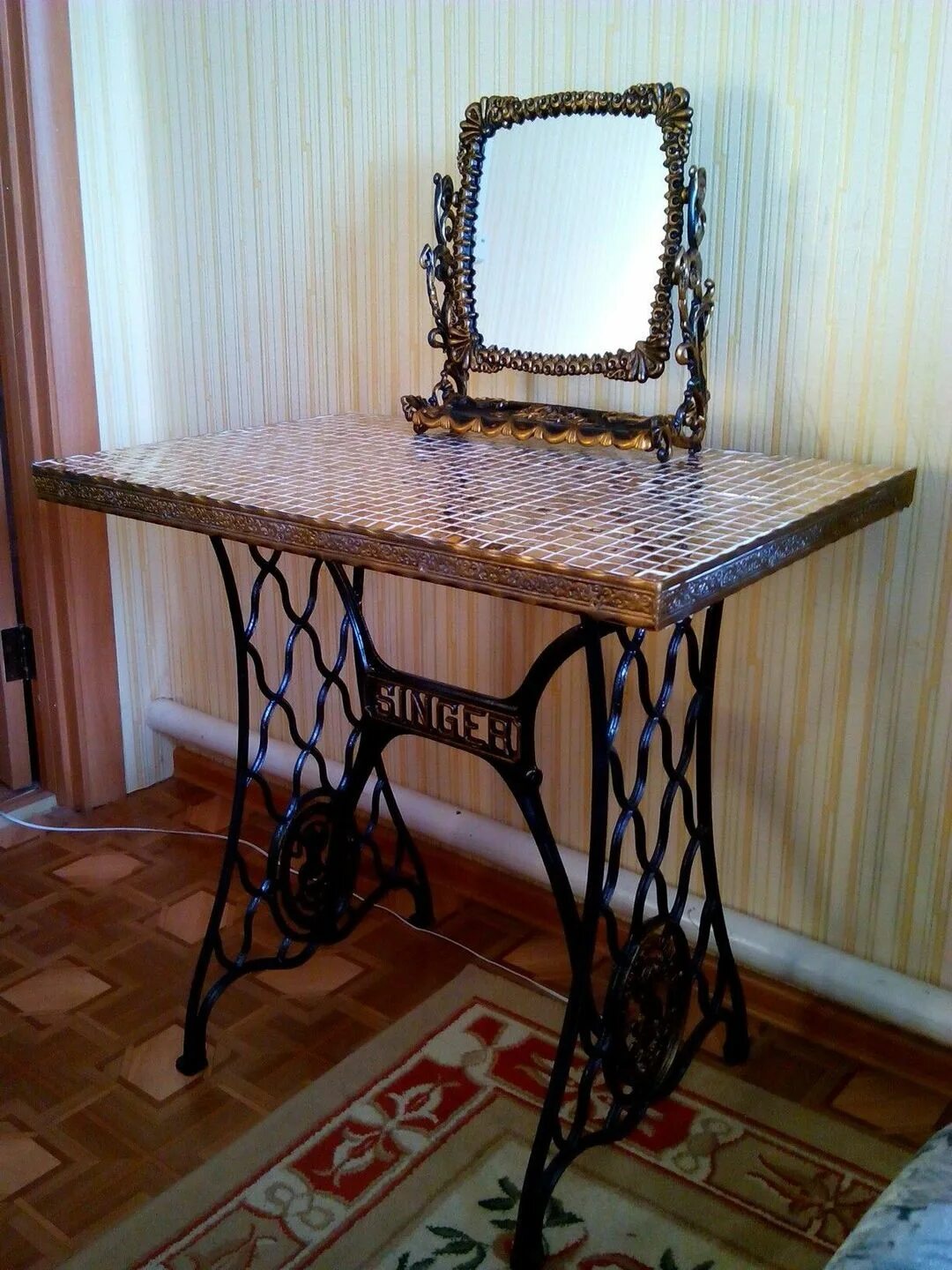 Стол зингер в интерьере. Сделал из швейной машинки зингер. Столик из станины зингер. Станина зингер 1851 года. Стол из станины швейной машинки зингер.