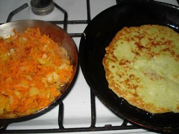 Кабачковые блинчики. Блины из кабачков. Тертые кабачки на сковороде. Блин из кабачка с начинкой. Блины из кабачков с сыром и зеленью.