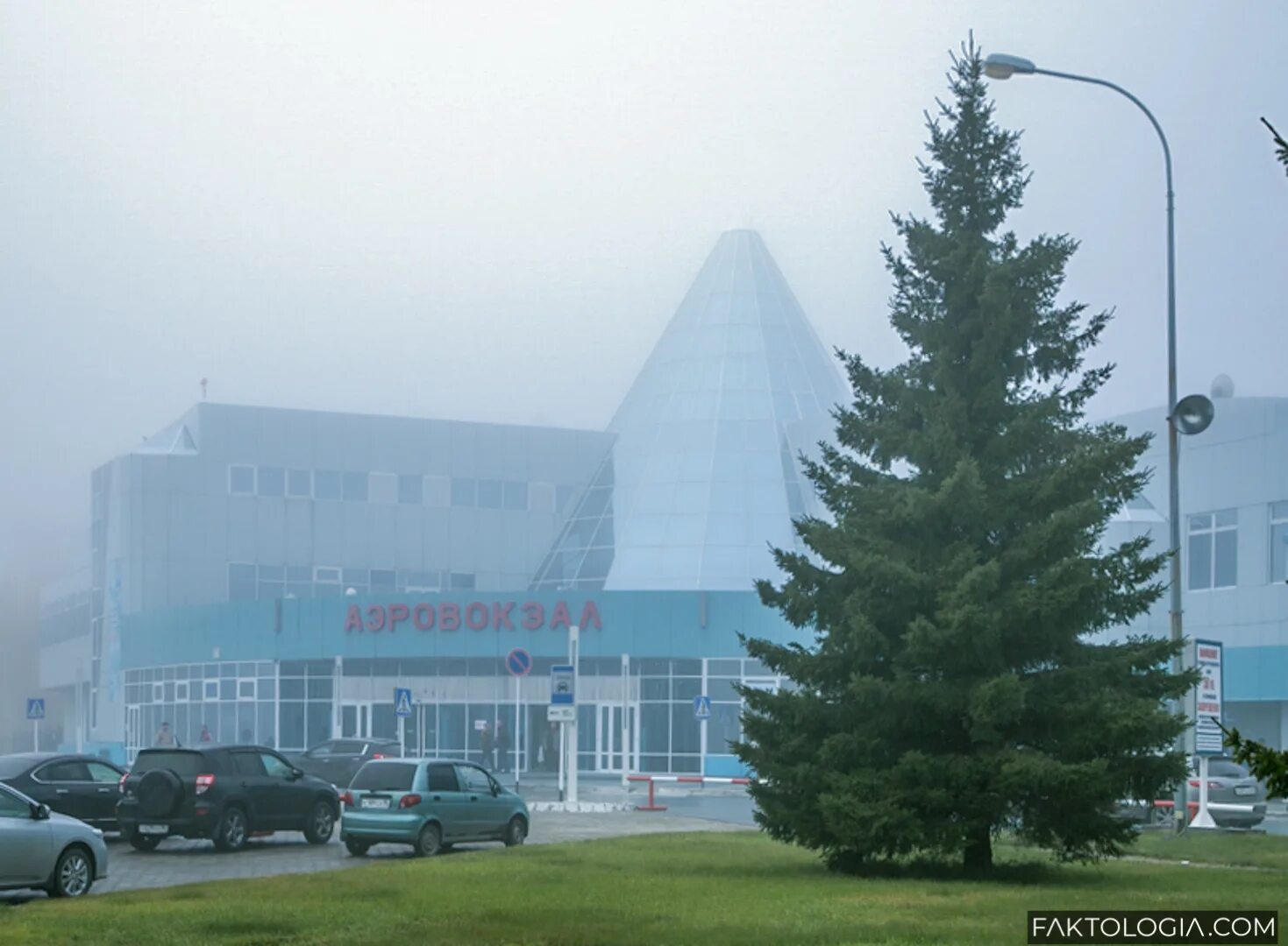 Аэропорт ханты-мансийск фото. Новый аэропорт ханты-мансийск. Аэропорт ханты-мансийск. Аэропорт ханты-мансийск. Старый аэропорт ханты-мансийск.