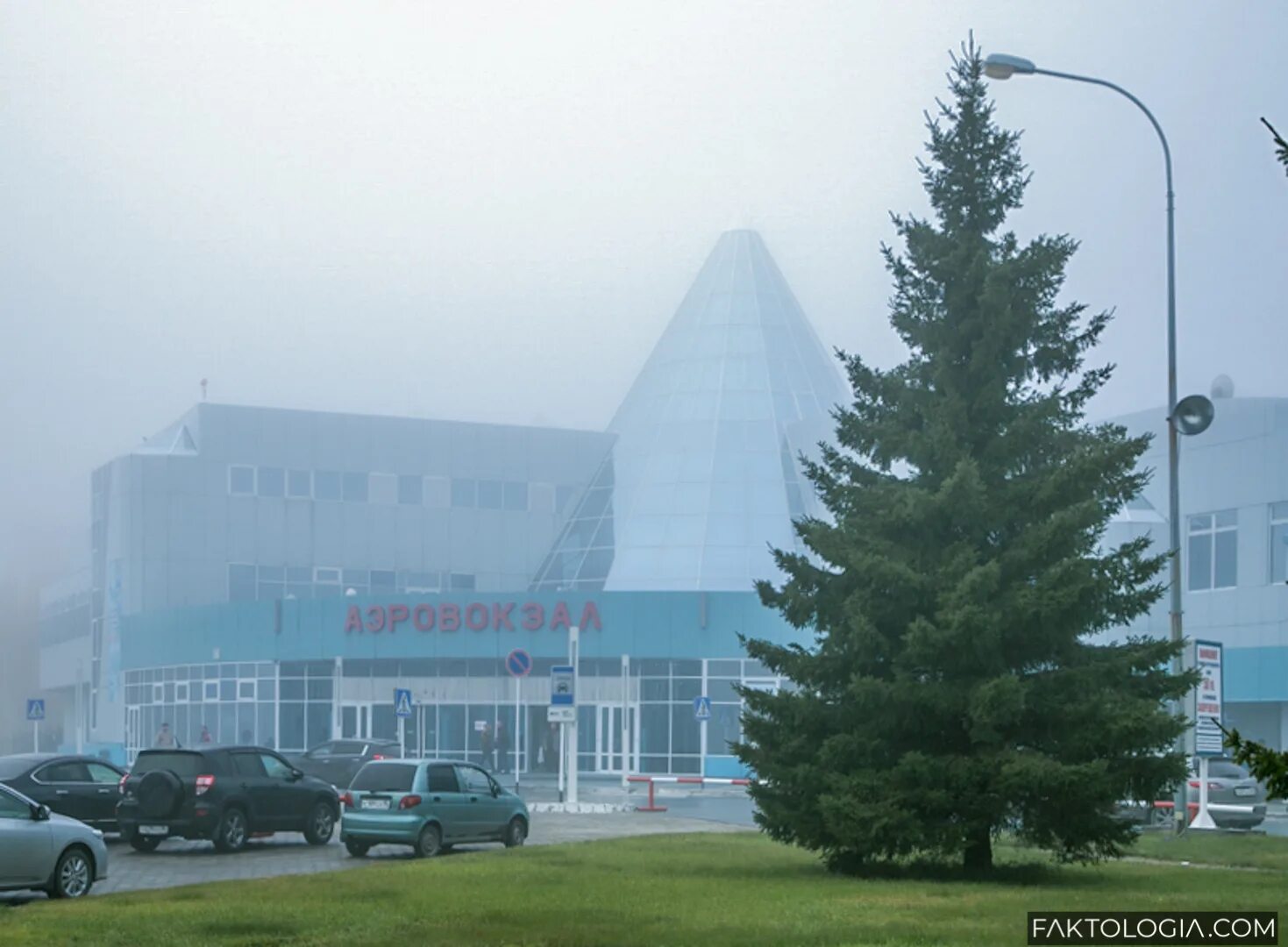 Аэропорт ханты мансийск сайт. Юграавиа Ханты-Мансийск. Аэропорт Ханты-Мансийск. Аэропорт Ханты-Мансийск внутри.