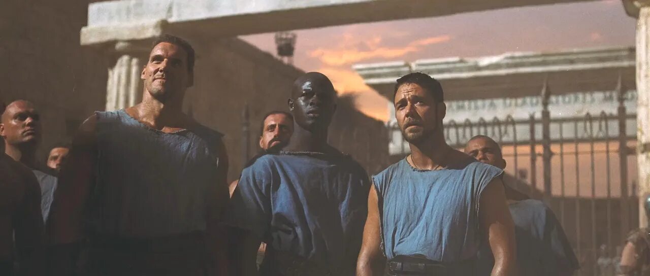 Спартак кровь и песок гладиаторы. Битвы гладиаторов древнего рима. Сказание пыльных миров гладиатор. Рассел кроу гладиатор в поле. Хроники гладиаторов гайд лабель.