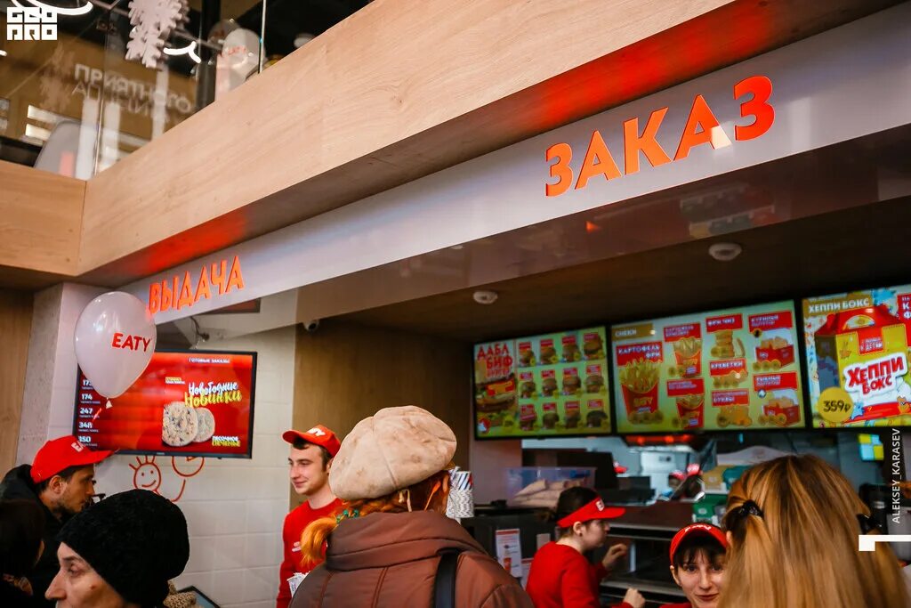 Сети ресторанов фаст фуд. Фаст фуд кафе. Ресторан быстрого питания "cfc. Сеть ресторанов быстрого питания. Интерьер мини кафе быстрого питания.